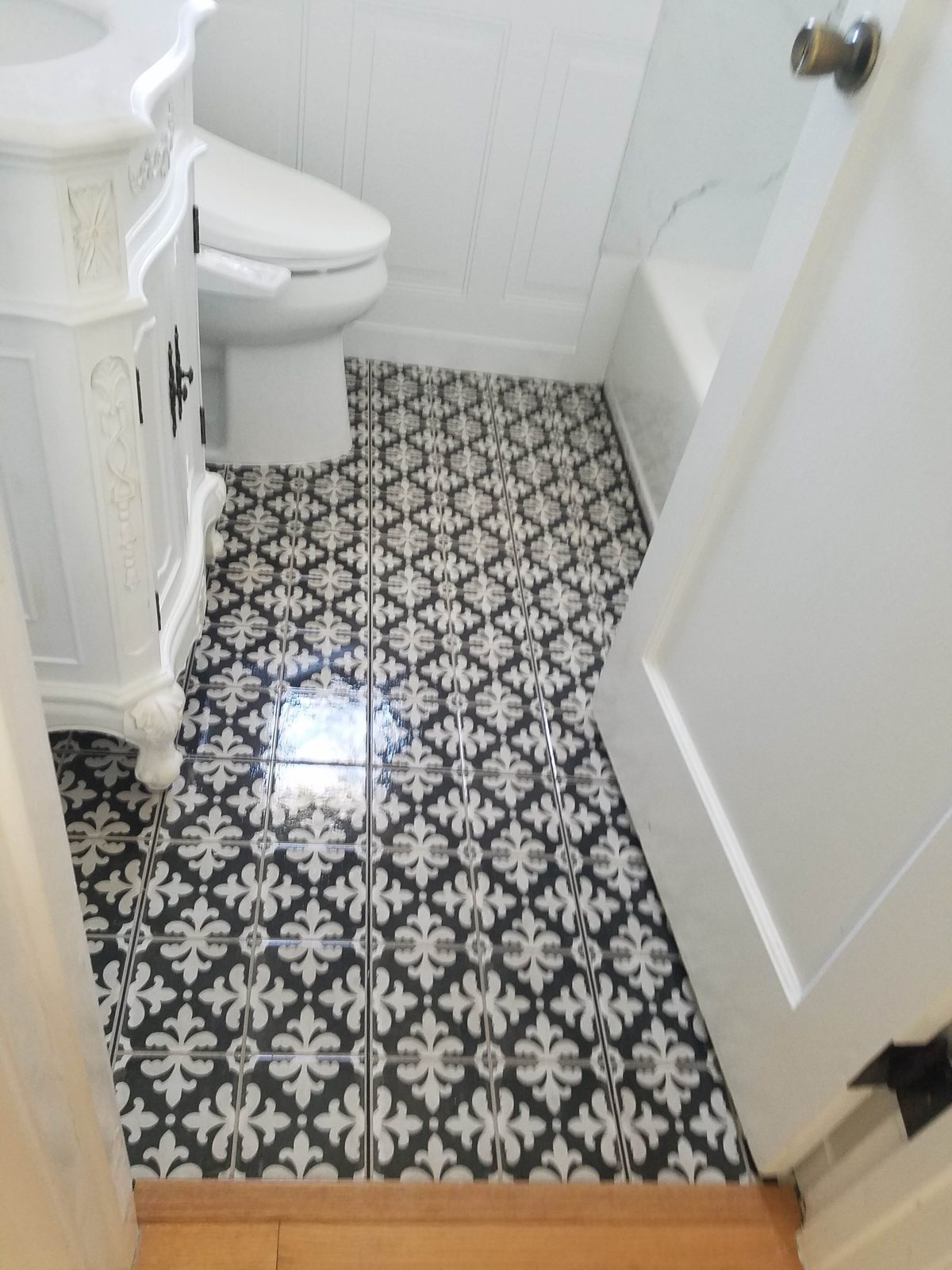 Patterned bathroom floor tile